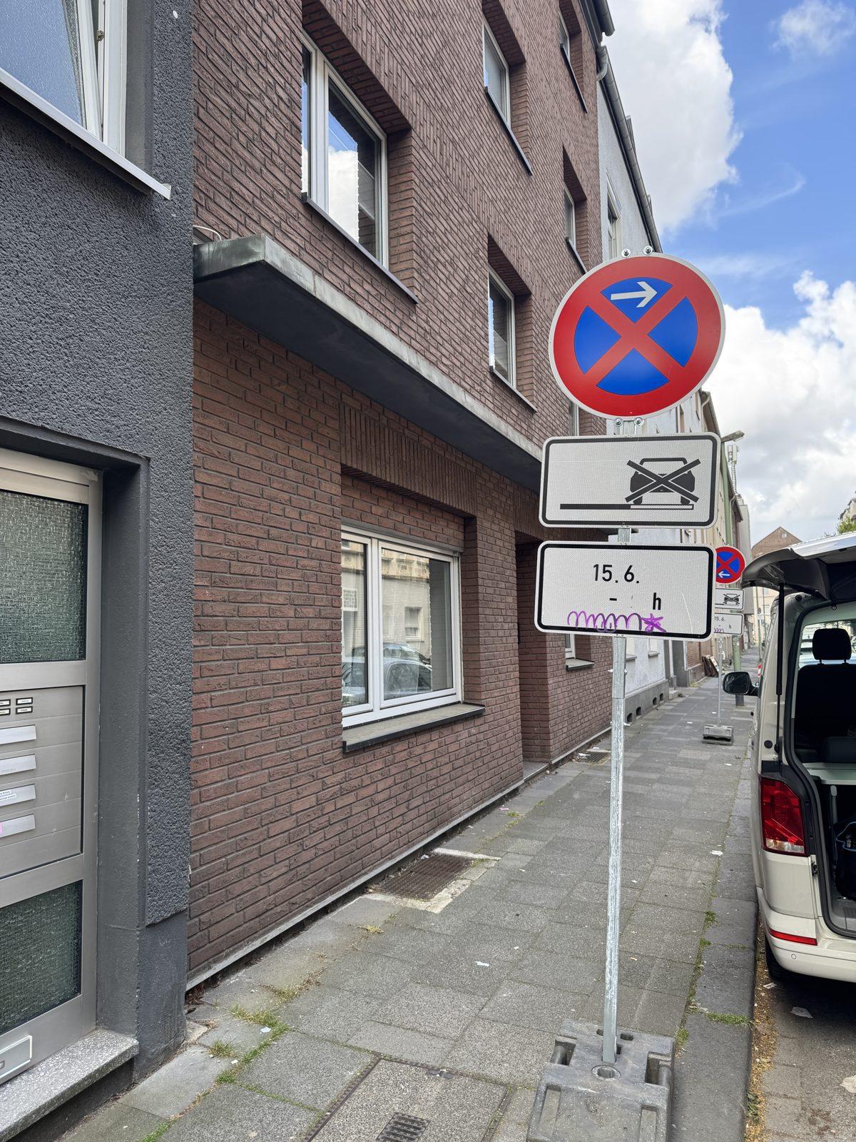 Halteverbotsschild mit Datum-Uhrzeit-Zusatzzeichen vor einem Mehrfamilienhaus in Duisburg