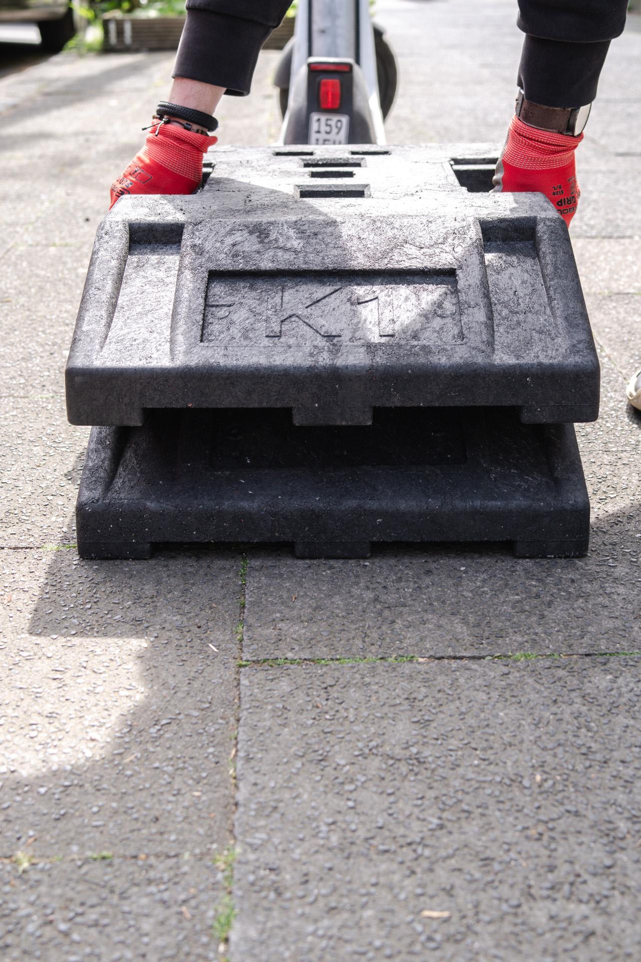 Halteverbotsschild wird an der Schilderstange montiert