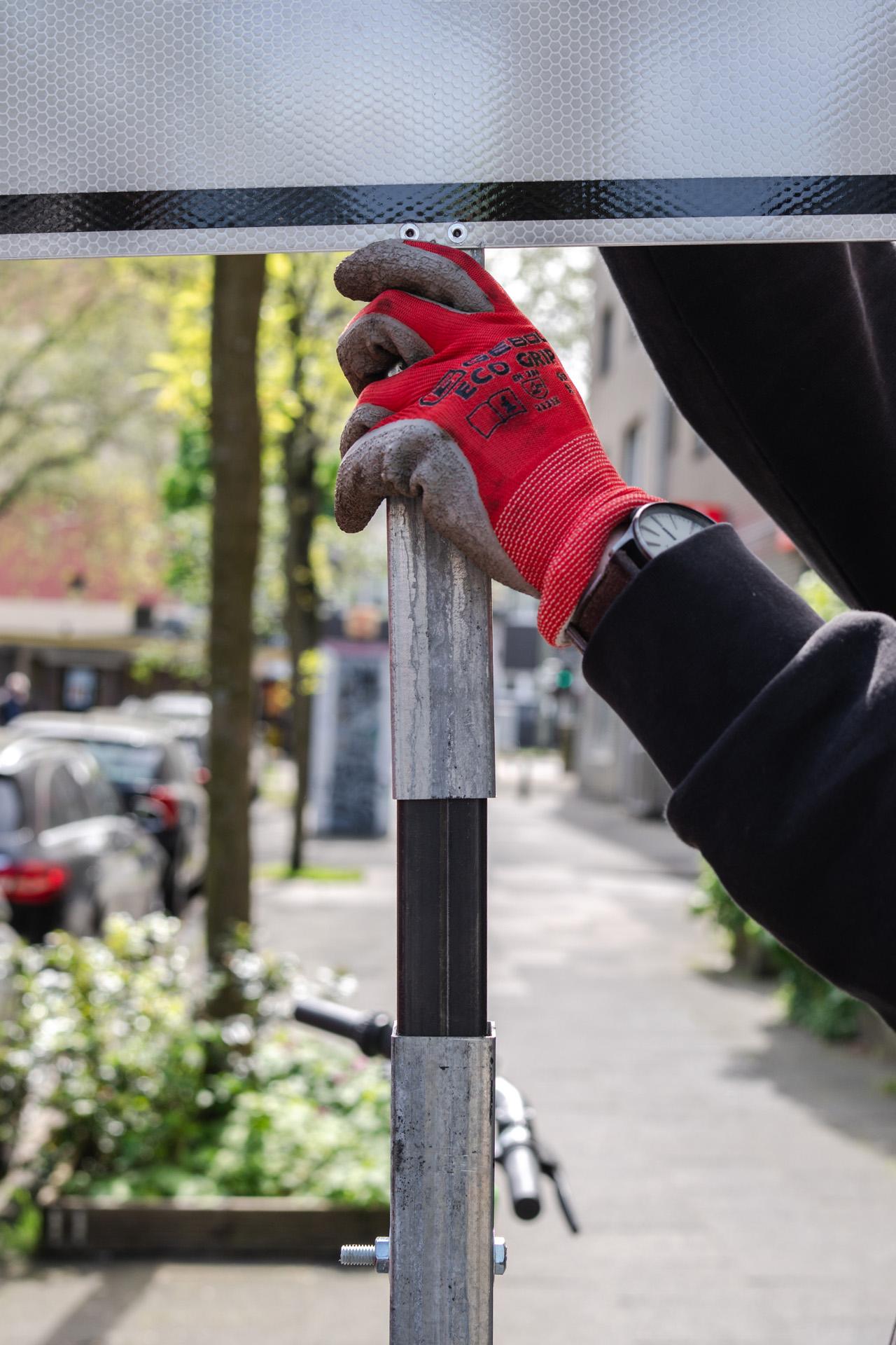 Halteverbotsschild wird für die Aufstellung in Duisburg verschraubt
