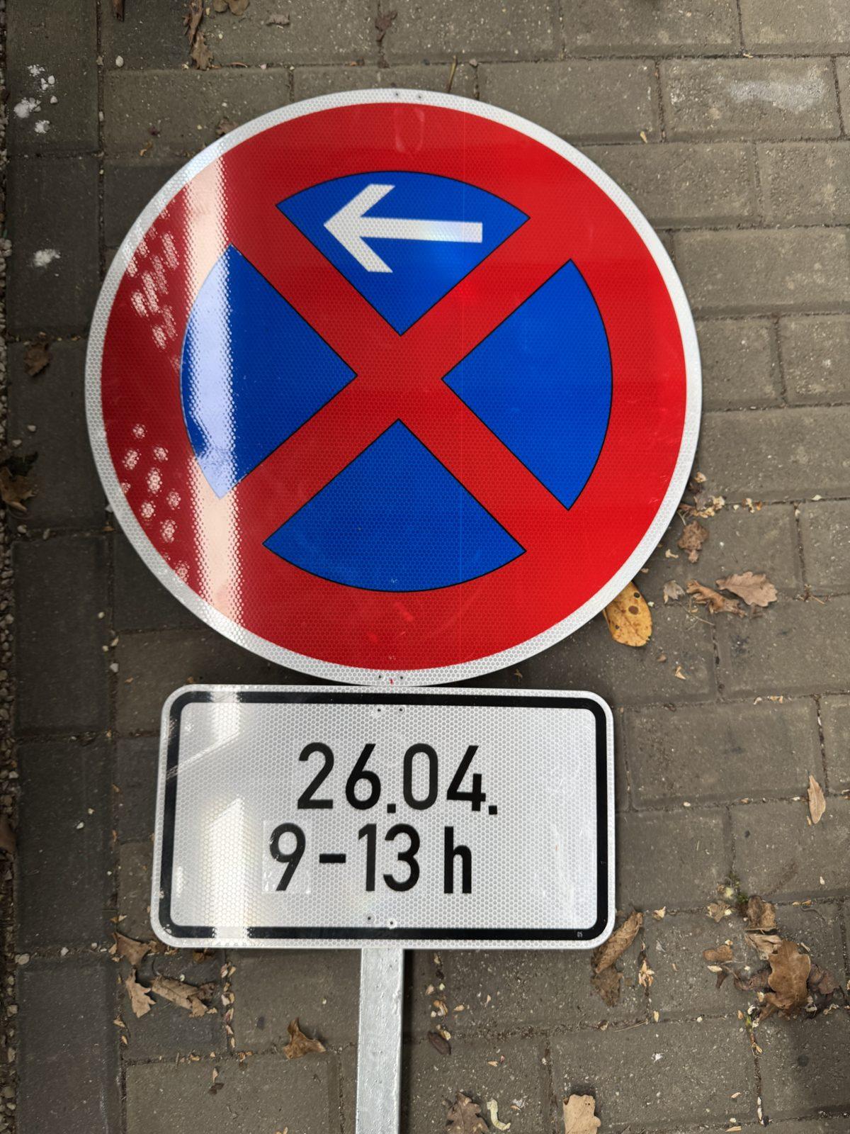 Halteverbotsschild mit gedrucktem Datum-Uhrzeit-Zusatzzeichen in DIN-Schrift