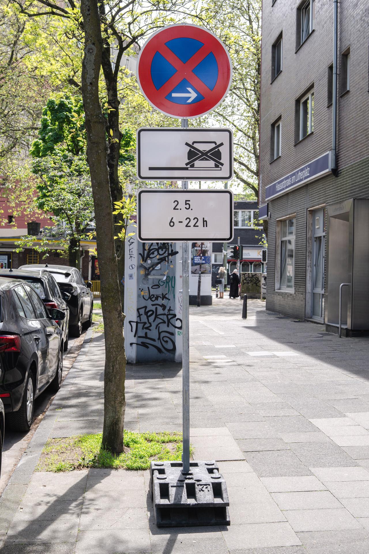 Aufgestelltes Halteverbotsschild mit Zusatzzeichen für einen Umzug