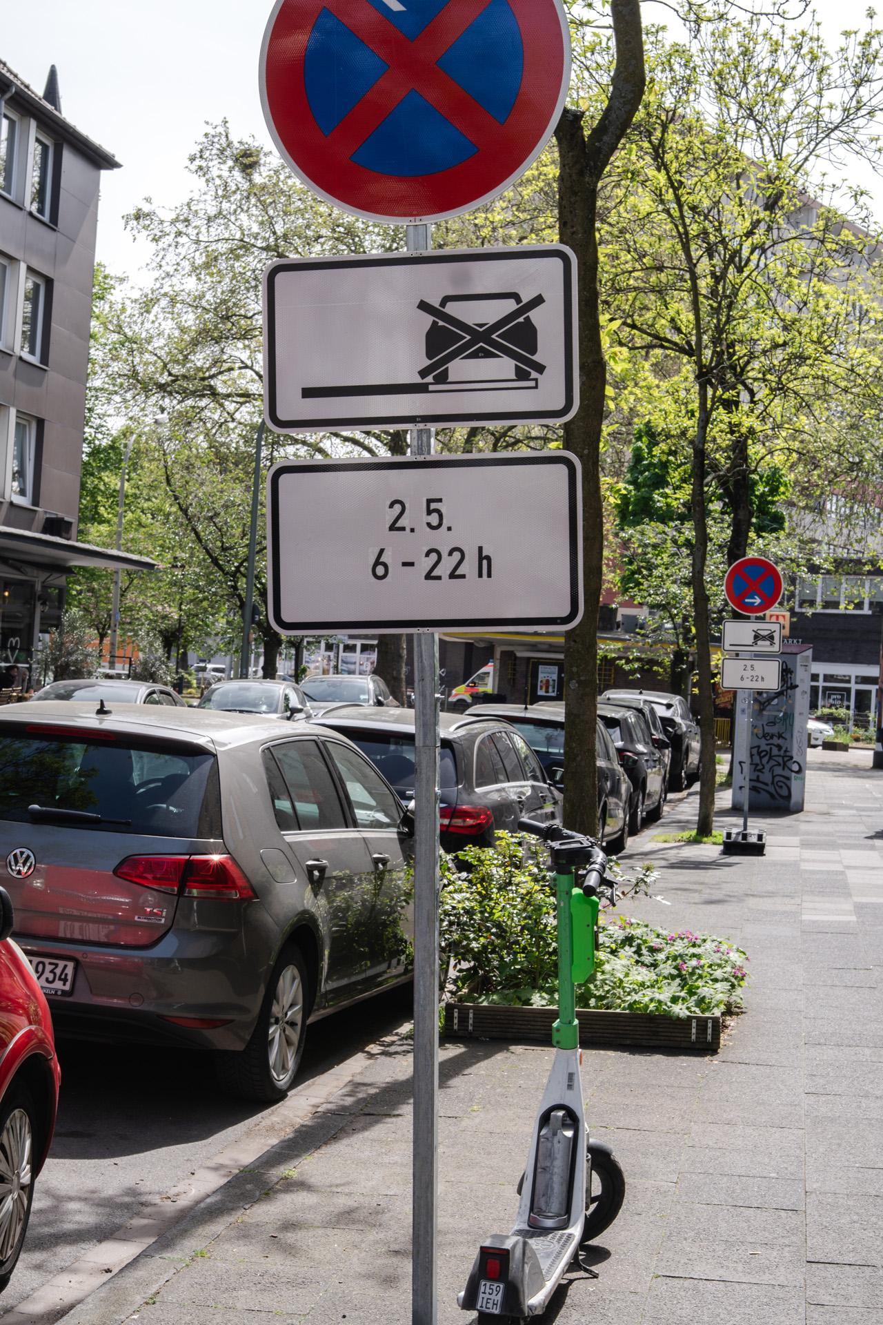 Aufgestellte Halteverbotszone mit Zusatzzeichen in DIN-Schrift